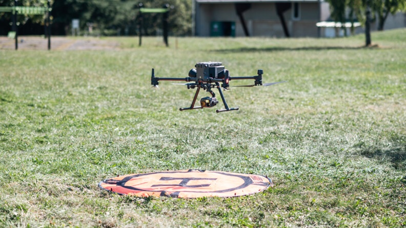 Drone muni d'une caméra décollant d'une piste d'atterrissage pour drone.