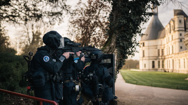 3 opérateurs de l'AGIGN TOURS devant le château de Chambord, avec un bouclier et deux armes longues