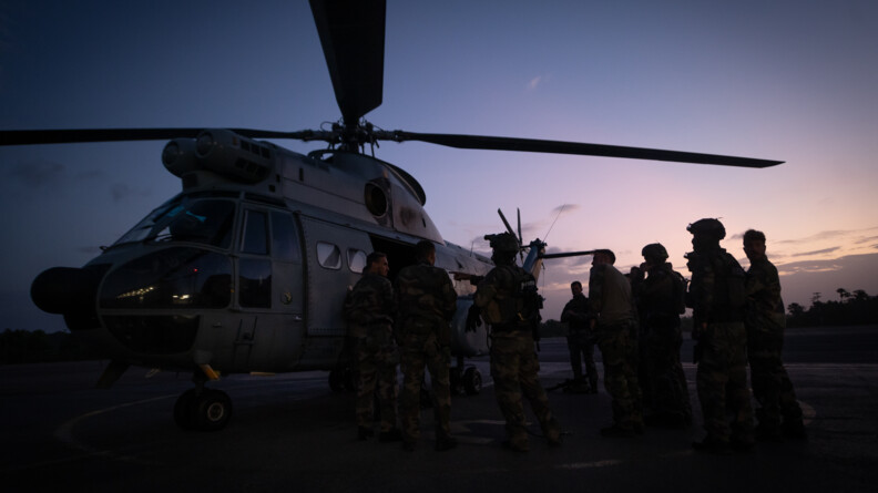Militaires se préparant à effectuer un entrainement d'aérocordage de nuit.