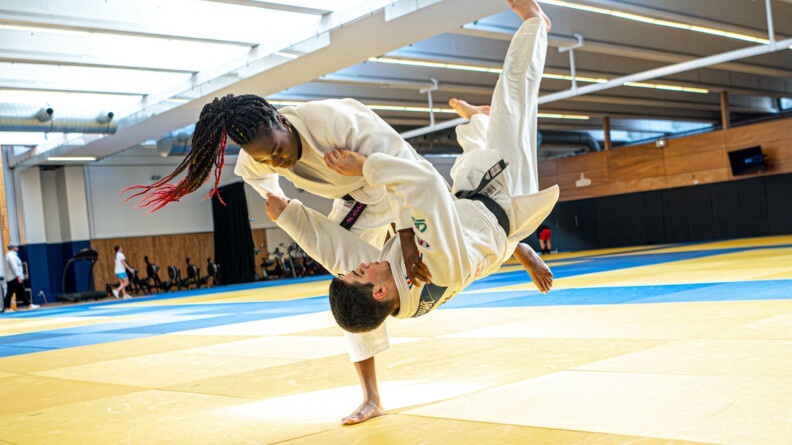 La judokate Clarisse Agbégnénou à l'entraînement contre un jeune judoka français.