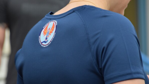 Vue de dos du tee-shirt du challenge de la flamme avec le logo des Phénix de la gendarmerie.