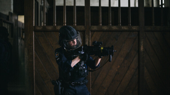 Un gendarme PSIG avec un UMP 45, en train de viser