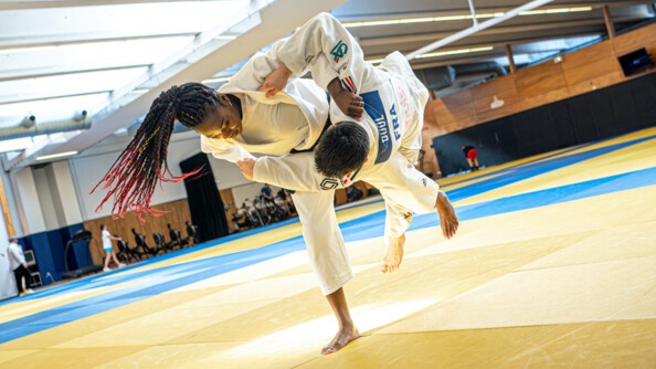 La judokate Clarisse Agbégnénou à l'entraînement contre un jeune judoka français.