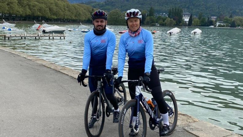 Deux gendarmes à vélo sur les bords du lac d'Annecy