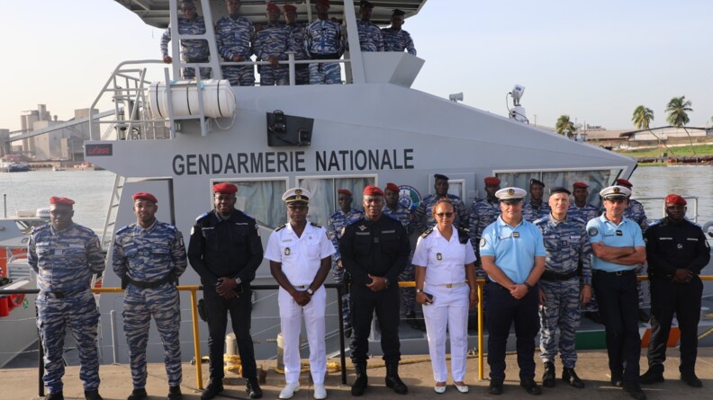 Militaires des gendarmeries française et ivoirienne devant la vedette Le Vaillant.