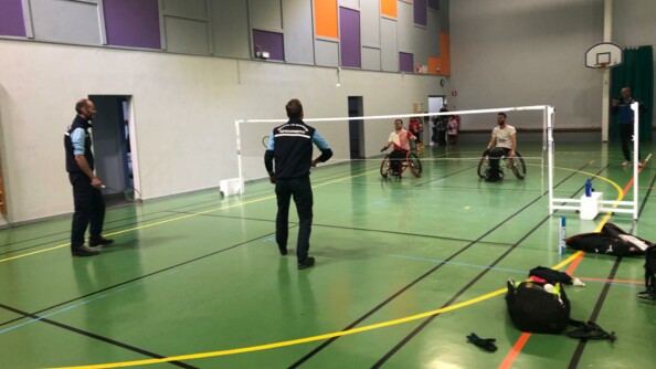 Les gendarmes et Thomas effectuent une séance d'entrainement de badminton ensemble.
