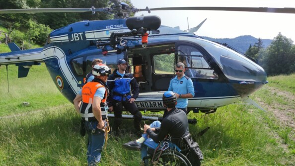Briefing devant l'hélicoptère avant l'opération de treuillage.