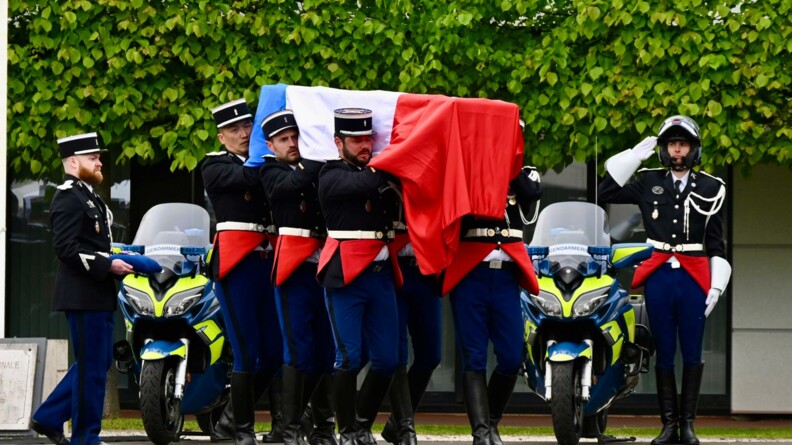 Cercueil de l'adjudant-chef Allek Bellaïd porté par ses camarades, recouvert du drapeau français