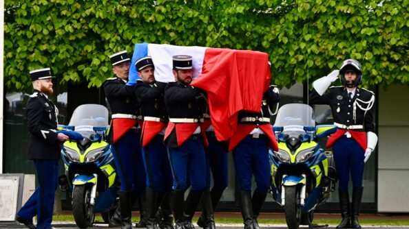 Cercueil de l'adjudant-chef Allek Bellaïd porté par ses camarades, recouvert du drapeau français