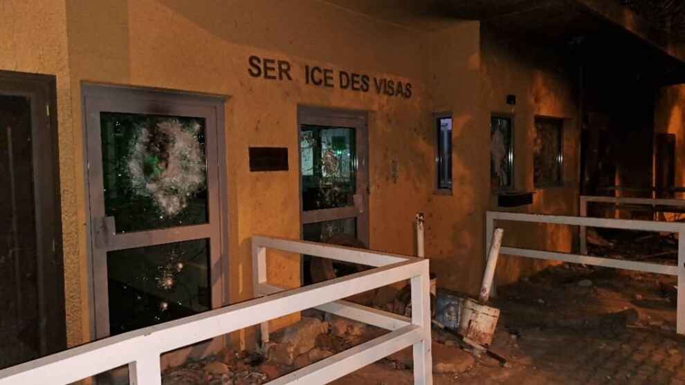 Le service des visas à l'ambassade Ouagadougou a subi de nombreuses dégradations (vitres blindés brisées, traces d'incendies, etc).