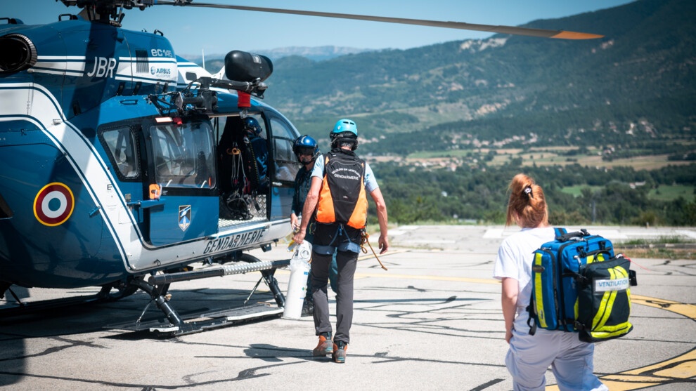 Une infirmière et un gendarme du PGHM rejoignent l'hélicoptère de la SAG.