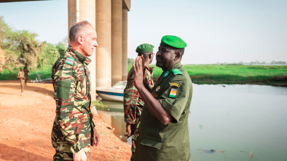 Le lieutenant colonel Maubert échange avec le commandant de la brigade fluviale nigérienne.