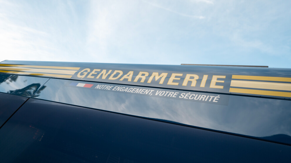 Vue sur la bande gendarmerie en hauteur du véchiule de maintien de l'ordre "Gendarmerie notre engagement votre sécurité"