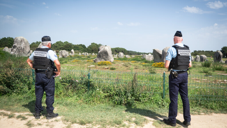 Patrouille pédestre de gendarmes de la Communauté de brigades de Carnac autour du site de mégalithes.