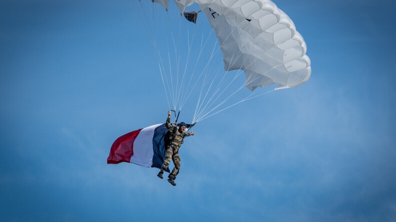 Saut en parachute avec le drapeau français avant la finale de la coupe du Monde militaire de rugby entre la France et Fidji, le 10 septembre à Vannes, dans le Morbihan.