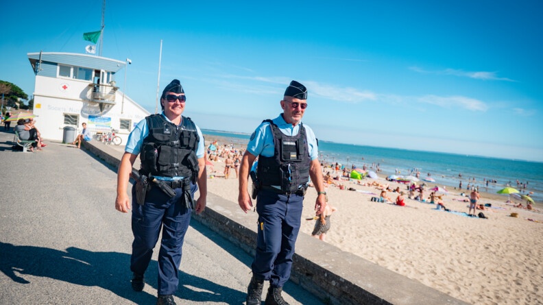 Deux gendarmes patrouillent à pied le long de la plage de Damgan.