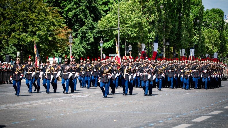 Des gendarmes de la Garde républicaine défilant sur les Champs-Elysées