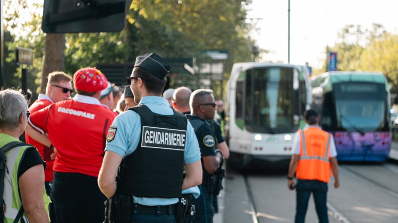 Militaire de la BC3M sécurisant les flux aux abords d'un arrêt de tramway à Nantes.