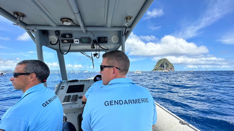Des gendarmes en bateau surveillent le tour des yoles rondes de Martinique.