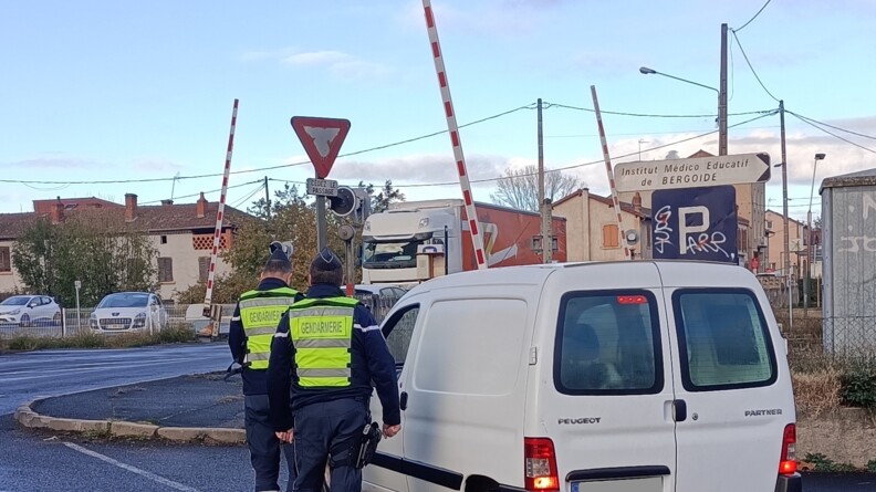 En Haute-Loire, les gendarmes se mobilisent pour sensibiliser les usagers de la route.jpg