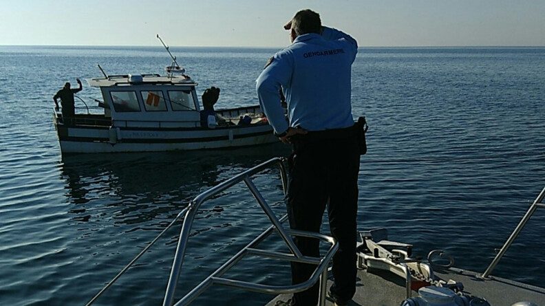 Contrôle d'un bateau de pêche en Méditerranée par la vedette côtière de surveillance maritime Huveaune.