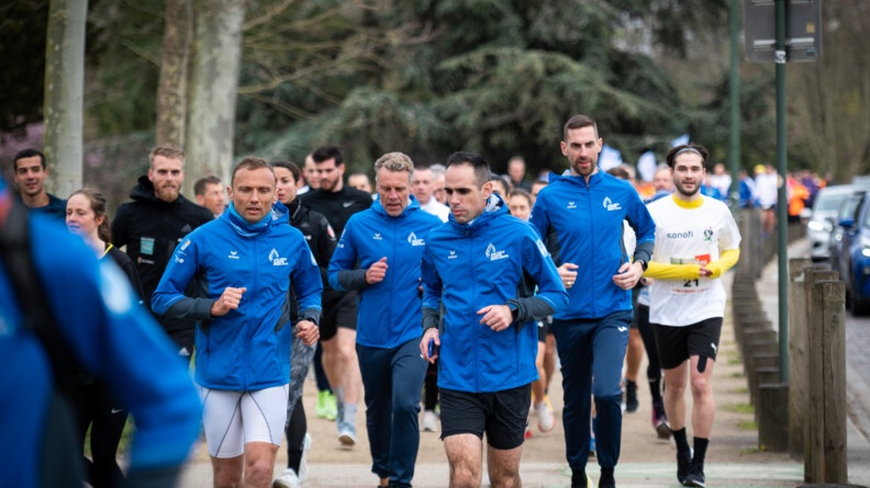 Quatre coureurs de l'équipe de la gendarmerie nationale lors du prologue de la Course du coeur, le 22 mars au Bois de Boulogne, à Paris.