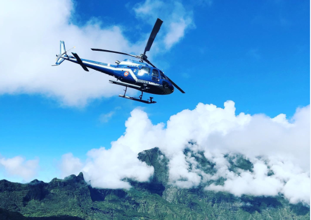 La Réunion : avec l'appui de l'hélicoptère de la section aérienne de gendarmerie, les contrôles s'effectuent jusque dans le cirque de Mafate.