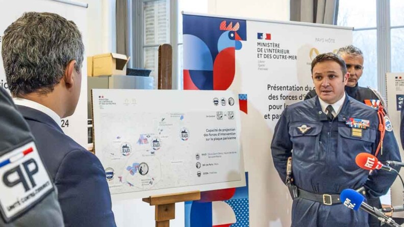 Le colonel Benoît, commandant en second du GIGN, présente l'engagement du GIGN lors des Jeux Olympiques et Paralympiques de Paris, au ministre de l'Intérieur et des outre-mer, Gérald Darmanin (de dos à gauche de l'image).
