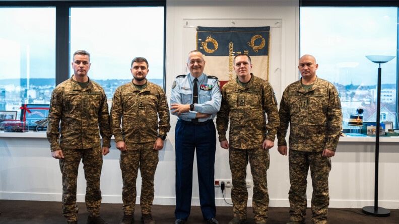 Le directeur général de la gendarmerie avec des officiers de la Garde Ukrainienne.