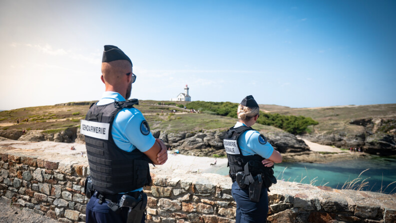 Deux gendarmes en observation au-dessus d'une plage à Belle Ile en Mer.