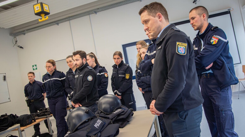 Des jeunes gendarmes et policiers allemands écoutent la présentation des équipement français et allemands, face à eux