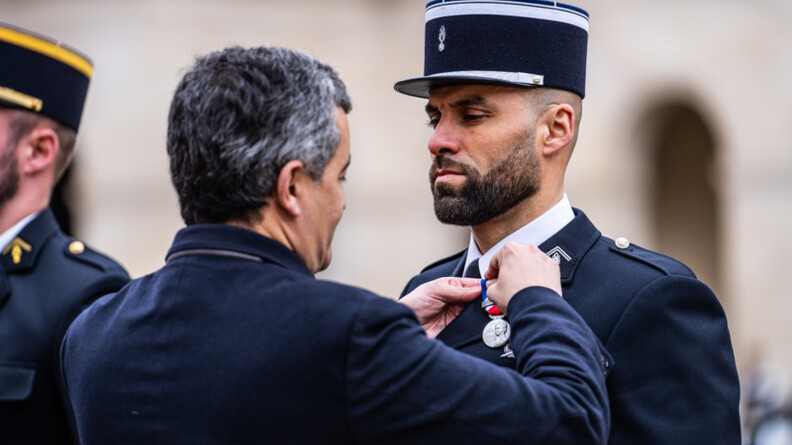 Gérald Darmanin remet une médaille à un gendarme