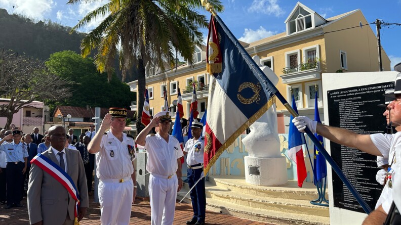 Les autorités civiles et militaires saluent le drapeau de la gendarmerie de Martinique.