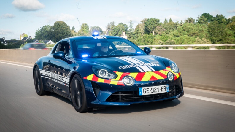 Le véhicule rapide d'intervention (VRI), l'Alpine 110 de la gendarmerie, en action sur la route.