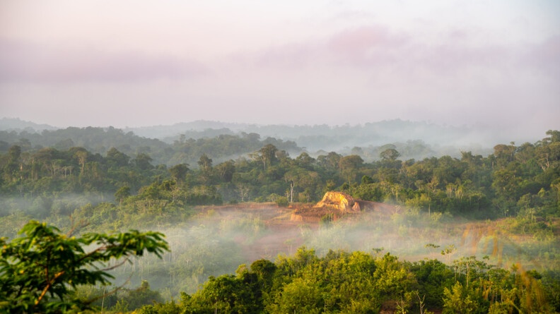 Forêt Guyanaise avec un site d'orpaillage.
