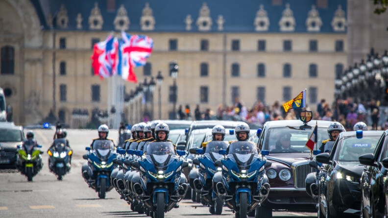 Motocyclistes de la Garde républicaine escortant le convoi du Roi Charles III