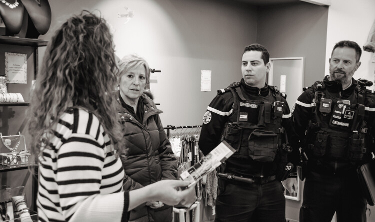 2 gendarmes discutant avec deux femmes dans un magasin de bijoux.