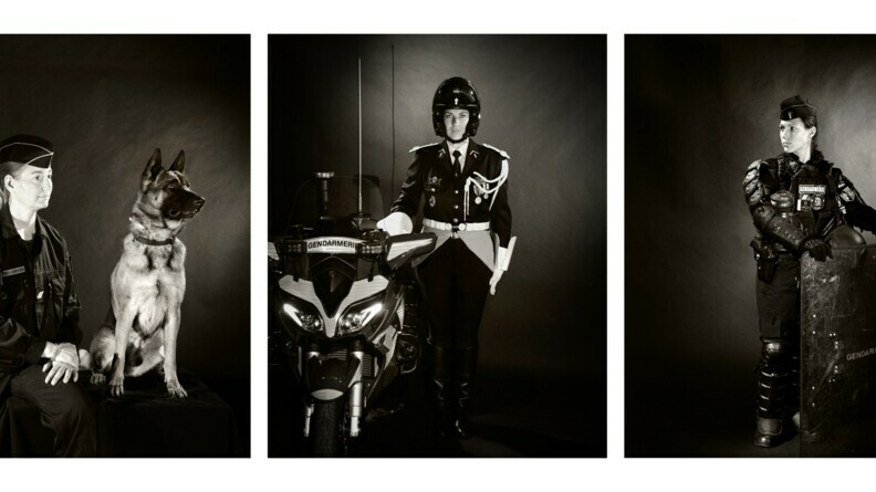 Sur trois photos en noir et blanc, on voit trois femmes gendarmes, l'une maître chien avec son chien, l'une motocycliste et l'autre gendarme mobile.