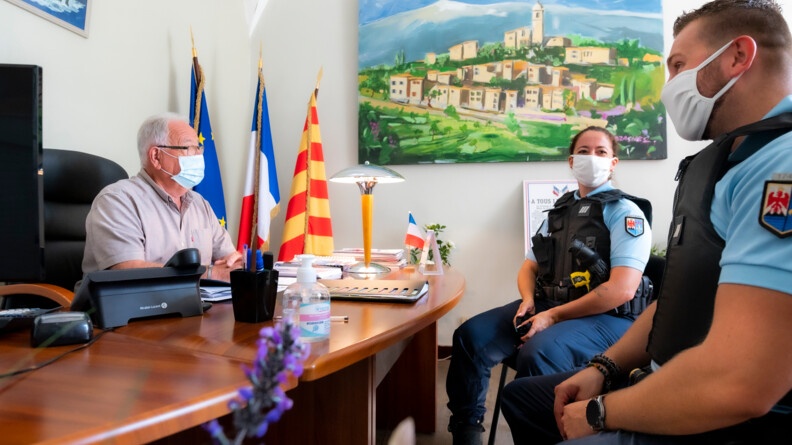 Le maire de Mormoiron Régis Sylvestre reçoit les gendarmes pour échanger avec eux.