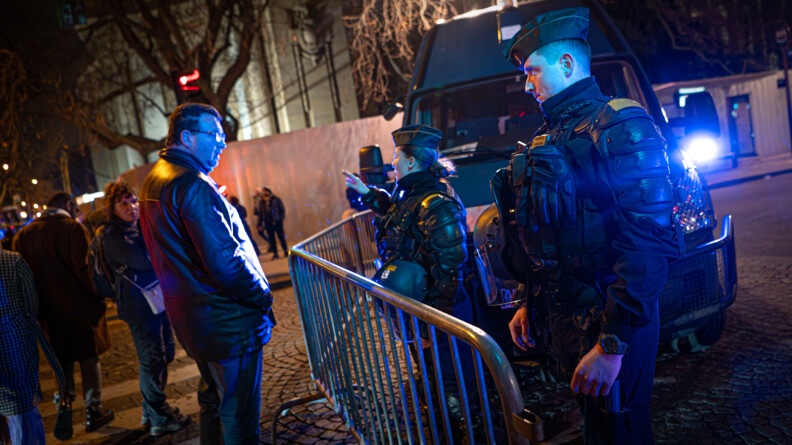 Gendarmes mobiles en mission d'interdiction à proximité du Grand Palais.