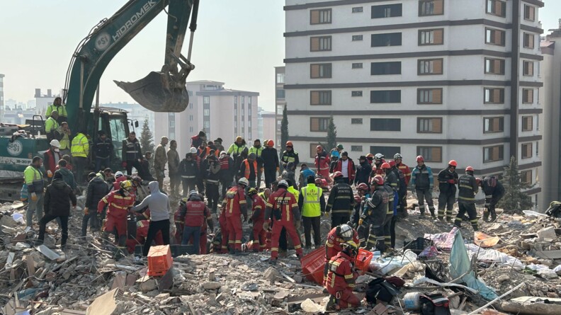 Dans le chaos des immeubles effrondrés, des secouristes français cherchent au milieu des décombres des survivants.
