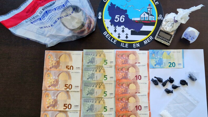 Sur l'image des billets de 50, 5, 10 et 20 euros sont mis en avant ainsi que des pochons de drogues.