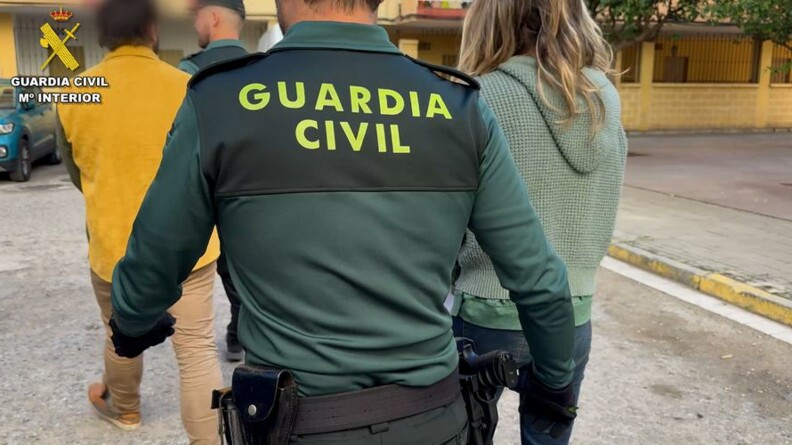 Capture d 'écran d'une vidéo d'interpellation par la Guardia Civil. De dos, au premier plan, un gendarmes espagnol. Devant lui les deux personnes interpellées.