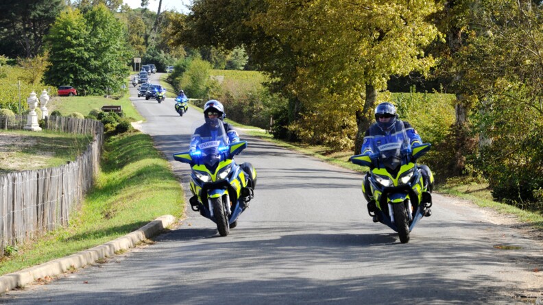 Des motards de la gendarmerie ouvrent la voie au cortège royal.