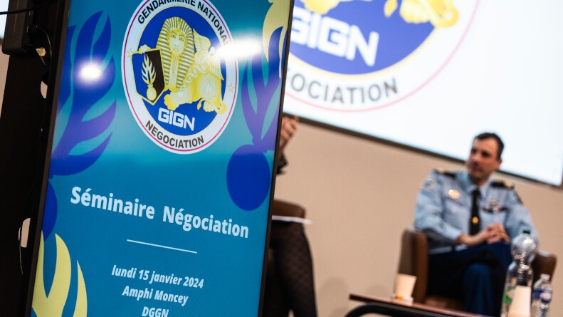 Stèle de présentation du séminaire négociation qui s'est déroulé lundi 15 janvier à la Direction générale de la gendarmerie nationale.