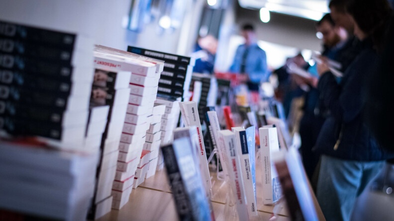 Stand de livres au salon littéraire de l'EOGN, le 1er avril.