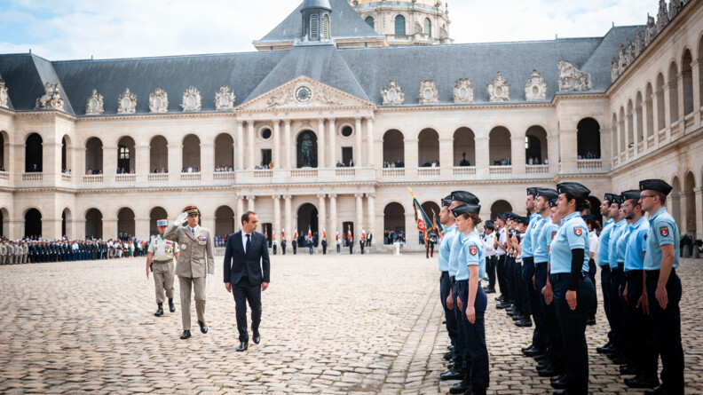 Dans la cour d'honneur de l'Hôtel des Invalides, le ministre des Armées, Sébastien Lecornu, et à droite les réservistes opérationnels de la gendarmerie nationale.
