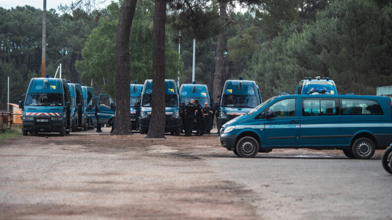 Les gendarmes mobiles se reposent dans leur véhicule.