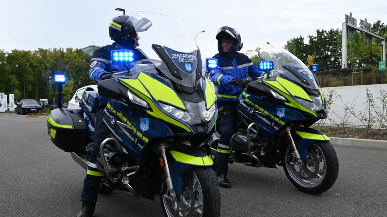 Deux motards de la gendarmerie de l'Air à l'arrêt.