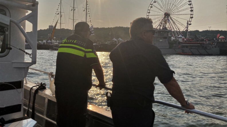 Deux policiers européens sur son une vedette et surveille l'Armada